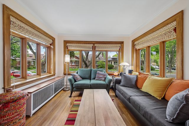 6551 N Maplewood Avenue, Chicago, IL 60645