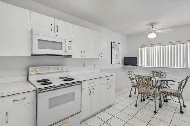 4735 E Lucerne Lakes Blvd E 308, Lake Worth, FL 33467