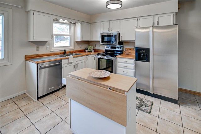 7 La Crescenta Circle, Madison, WI 53716