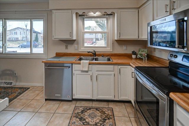 7 La Crescenta Circle, Madison, WI 53716