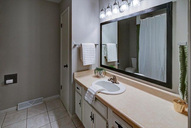 7 La Crescenta Circle, Madison, WI 53716