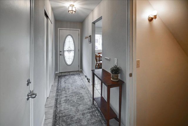 7 La Crescenta Circle, Madison, WI 53716