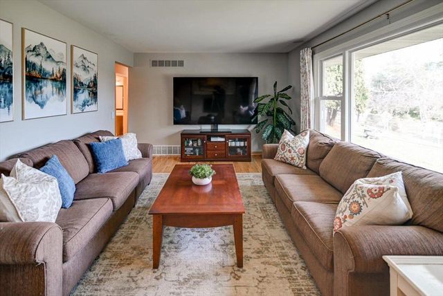 7 La Crescenta Circle, Madison, WI 53716