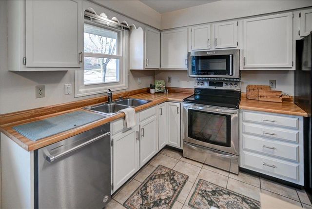 7 La Crescenta Circle, Madison, WI 53716