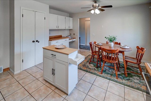 7 La Crescenta Circle, Madison, WI 53716