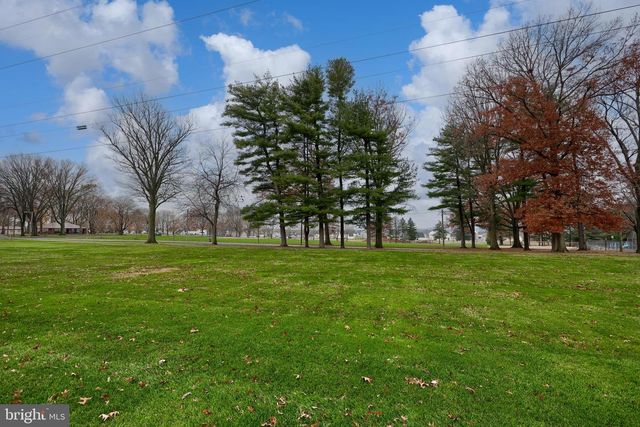 120 BANEBERRY LN, Lititz, PA 17543