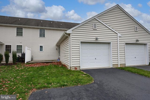 120 BANEBERRY LN, Lititz, PA 17543