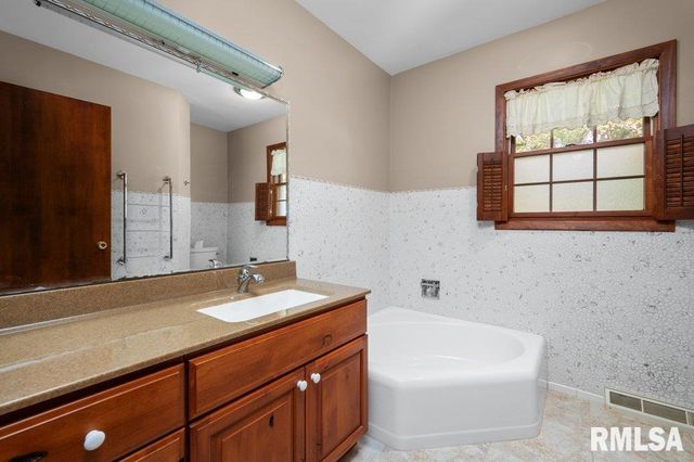 815 OAKLAWN Avenue, East Moline, IL 61244