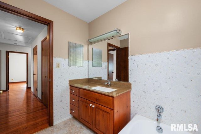 815 OAKLAWN Avenue, East Moline, IL 61244