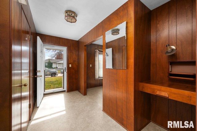 815 OAKLAWN Avenue, East Moline, IL 61244