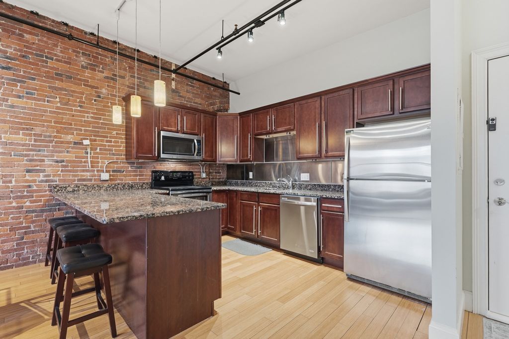 61 Market St 3A, Lowell, MA 01852