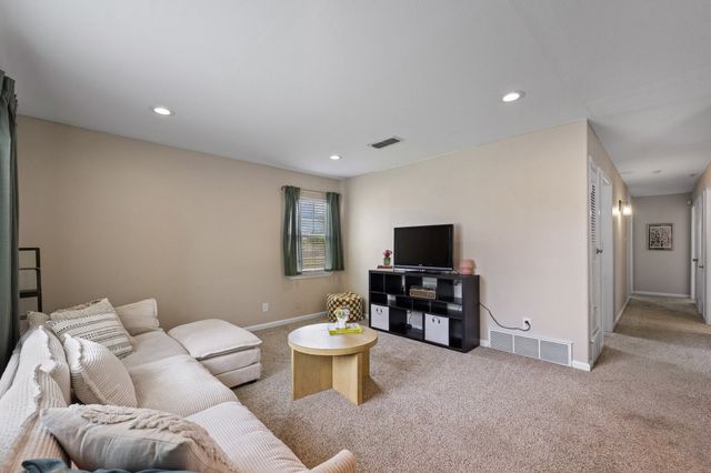 5328 Caroldean Street, Haltom City, TX 76117