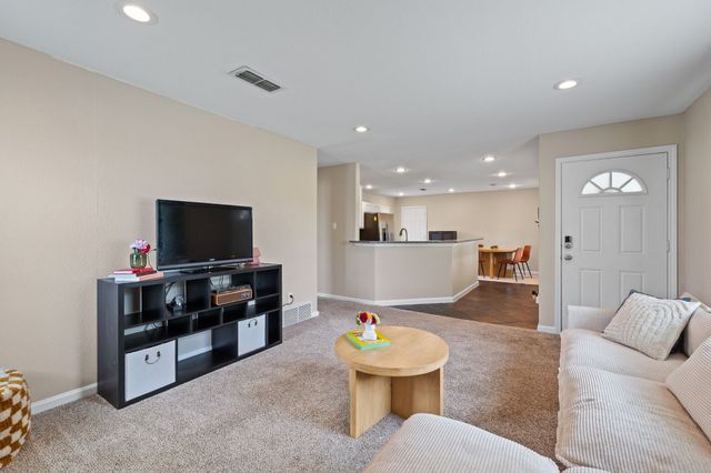 5328 Caroldean Street, Haltom City, TX 76117