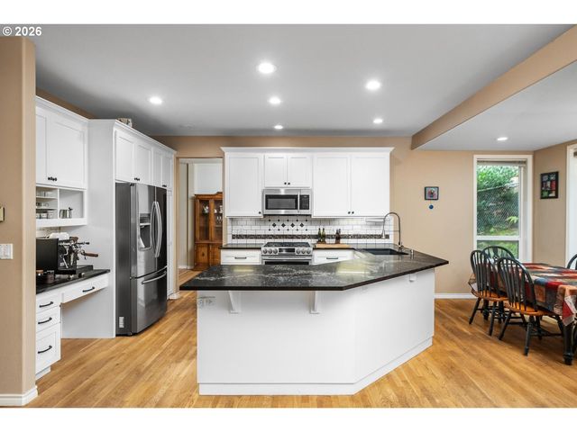 3220 Sw LURADEL St, Portland, OR 97219
