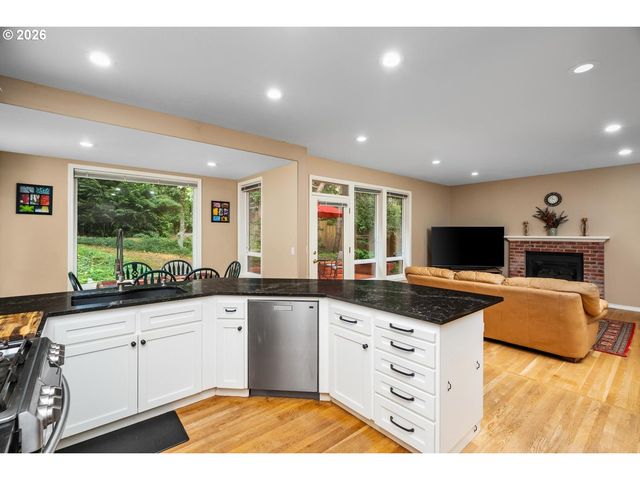 3220 Sw LURADEL St, Portland, OR 97219