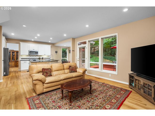 3220 Sw LURADEL St, Portland, OR 97219