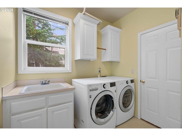 3220 Sw LURADEL St, Portland, OR 97219