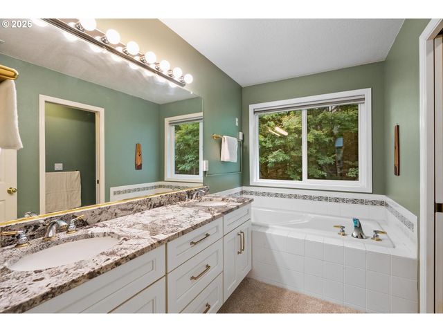 3220 Sw LURADEL St, Portland, OR 97219
