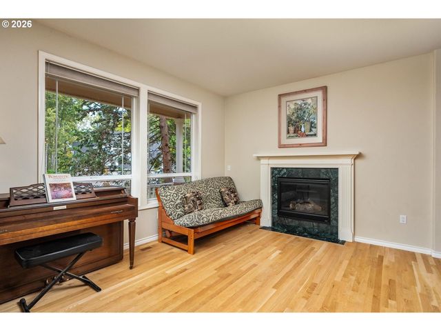 3220 Sw LURADEL St, Portland, OR 97219