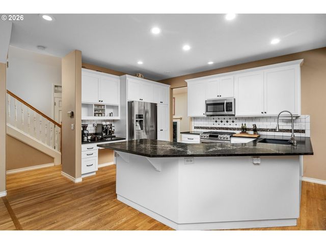 3220 Sw LURADEL St, Portland, OR 97219