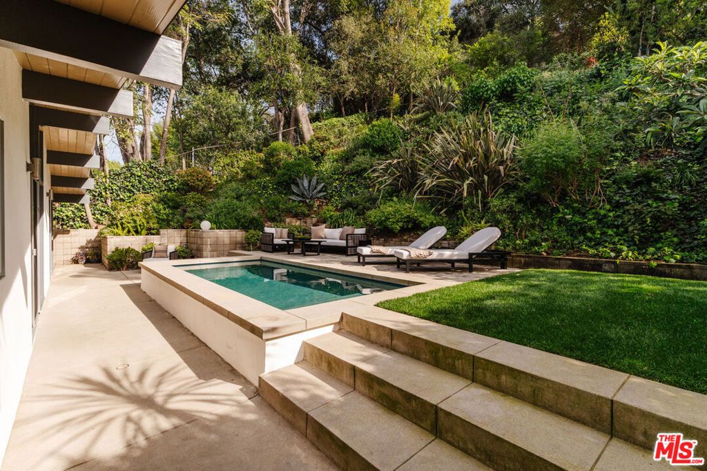 Image 11 of property listing at 3688 Buena Park Drive, Studio City, CA 91604