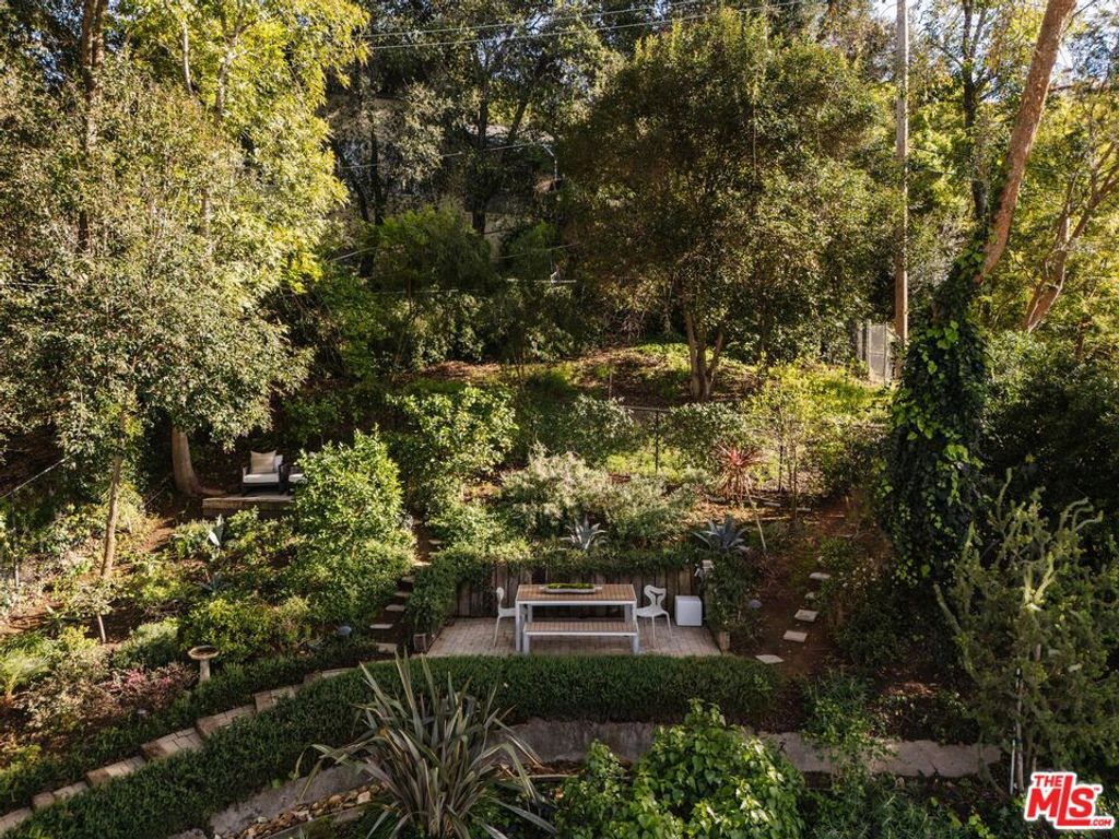 Image 13 of property listing at 3688 Buena Park Drive, Studio City, CA 91604