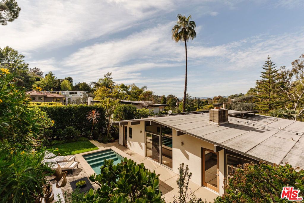 Image 14 of property listing at 3688 Buena Park Drive, Studio City, CA 91604