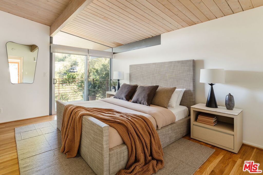 Image 15 of property listing at 3688 Buena Park Drive, Studio City, CA 91604