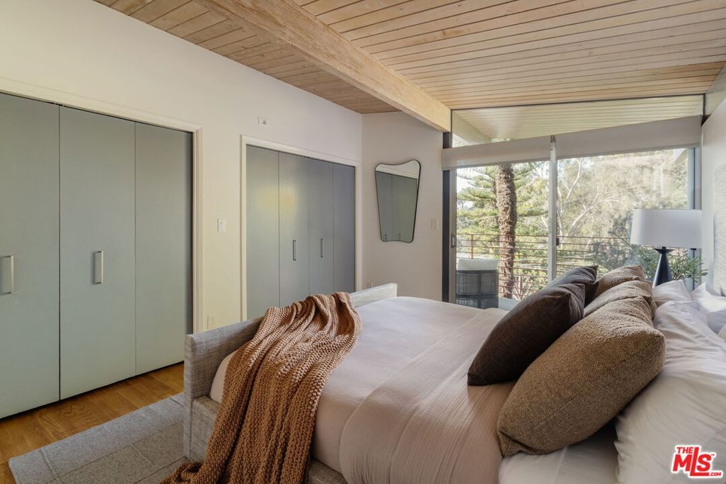 Image 16 of property listing at 3688 Buena Park Drive, Studio City, CA 91604