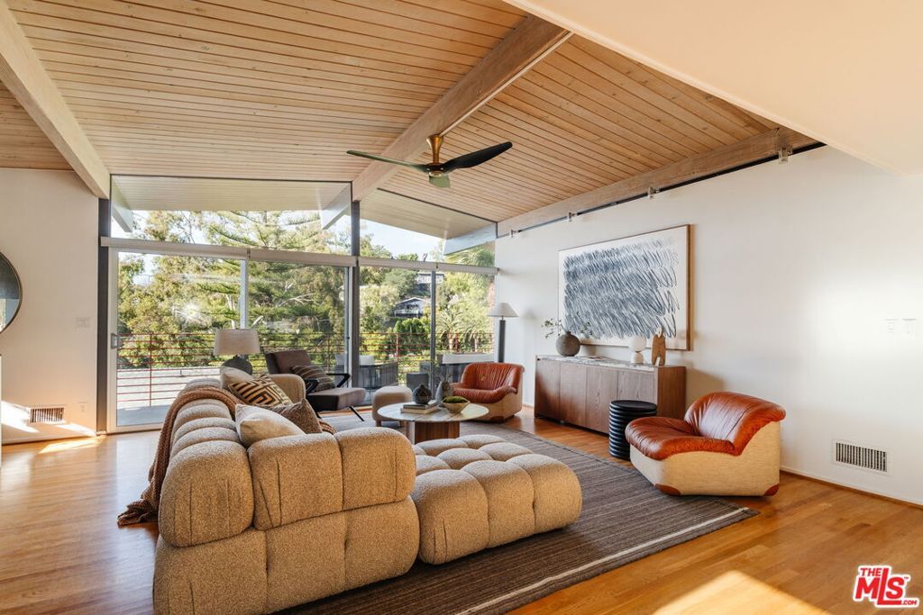 Image 2 of property listing at 3688 Buena Park Drive, Studio City, CA 91604