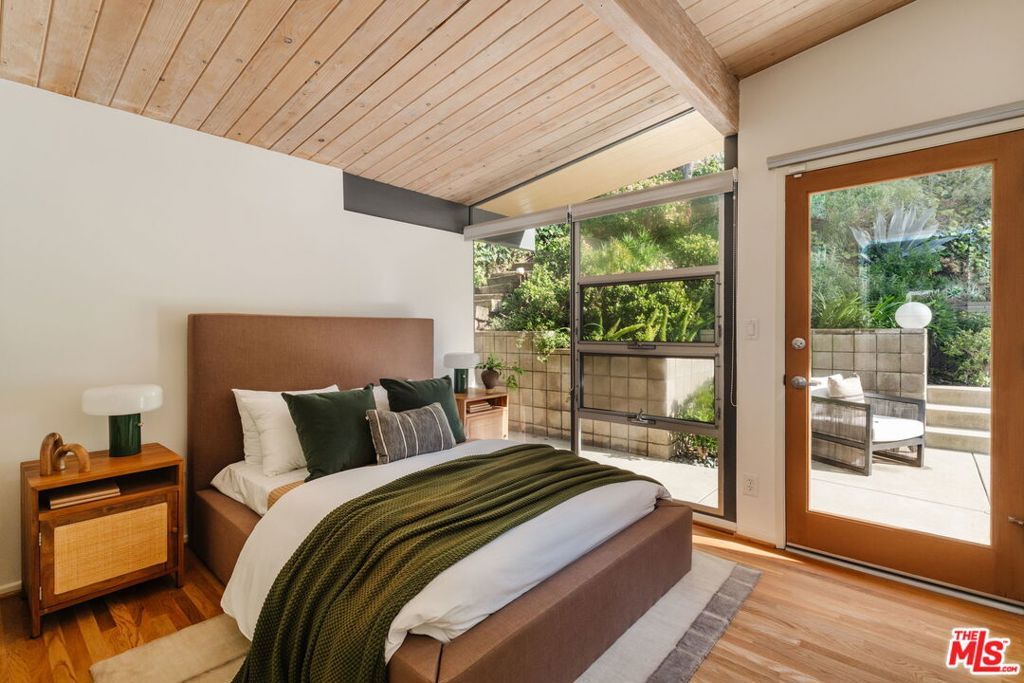 Image 20 of property listing at 3688 Buena Park Drive, Studio City, CA 91604