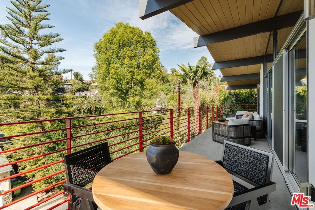 Image 4 of property listing at 3688 Buena Park Drive, Studio City, CA 91604