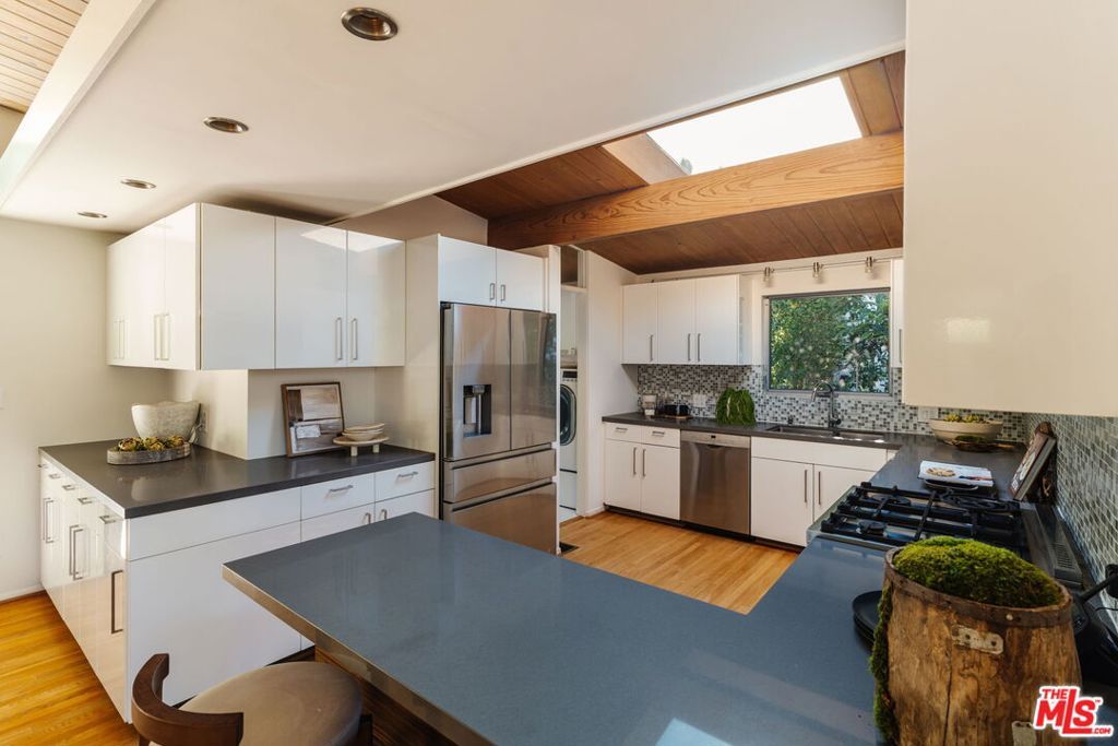 Image 7 of property listing at 3688 Buena Park Drive, Studio City, CA 91604