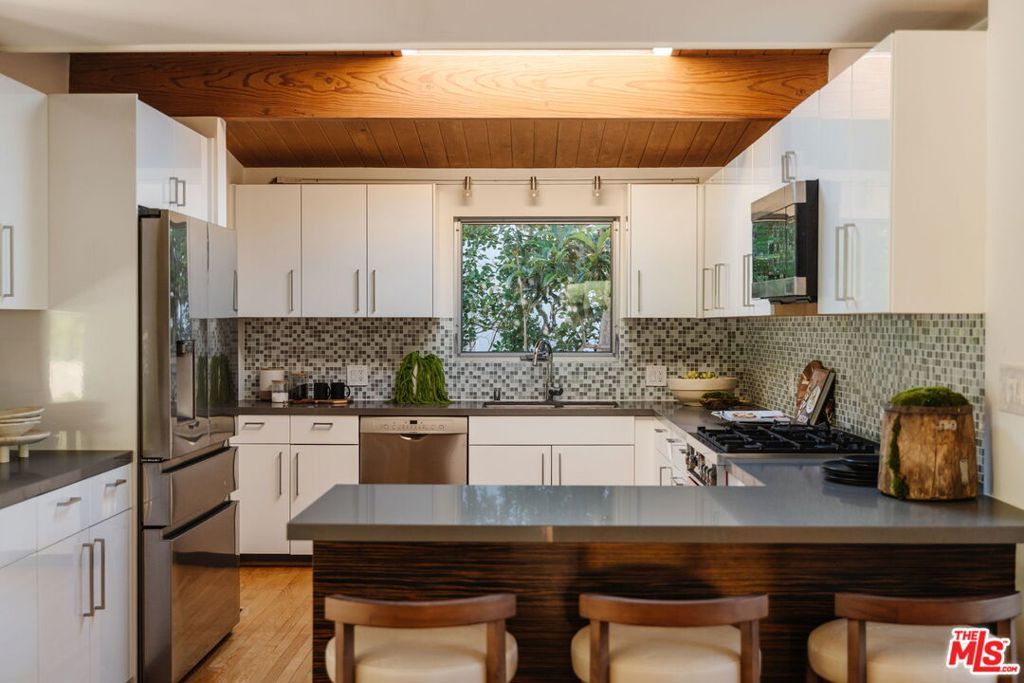 Image 8 of property listing at 3688 Buena Park Drive, Studio City, CA 91604