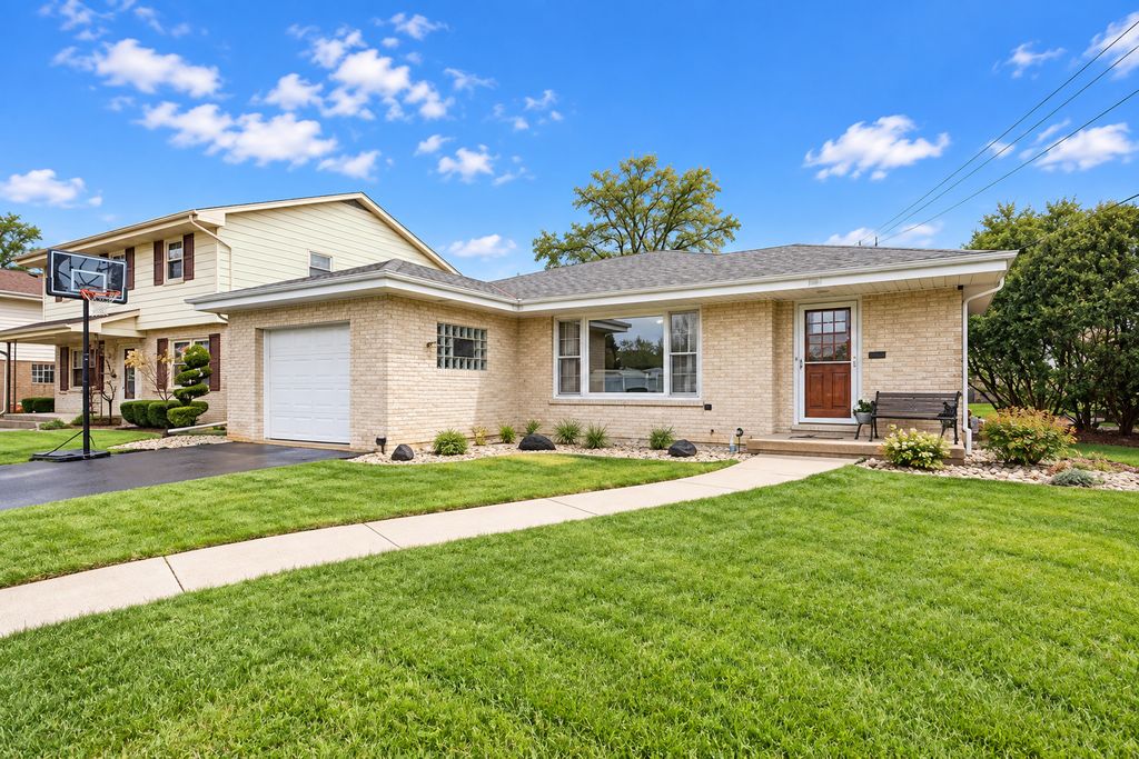 961 S Kent Avenue, Elmhurst, IL 60126