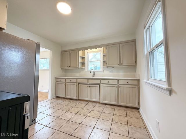 327 Adelaide, Warren, OH 44483