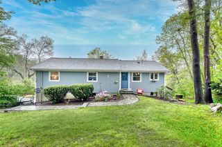 7 Noon Hill Road, Medfield, MA 02052