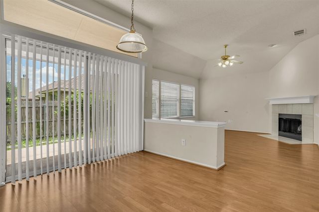 5621 Creekhollow Drive, Arlington, TX 76018