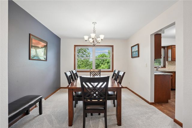 2040 Sandalwood Drive NE, Cedar Rapids, IA 52402