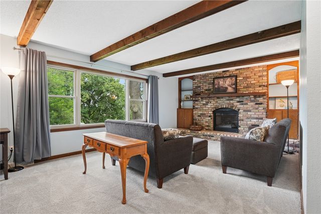 2040 Sandalwood Drive NE, Cedar Rapids, IA 52402
