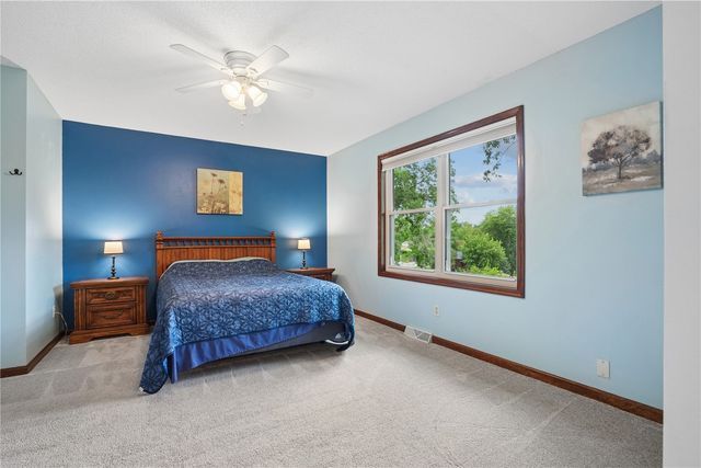2040 Sandalwood Drive NE, Cedar Rapids, IA 52402
