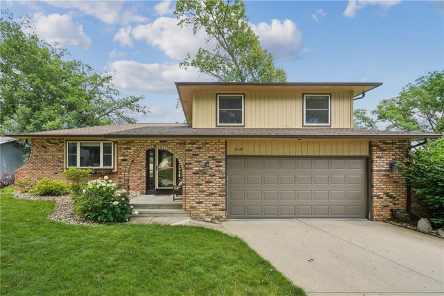 2040 Sandalwood Drive NE, Cedar Rapids, IA 52402