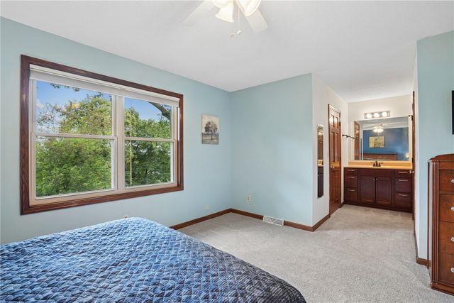 2040 Sandalwood Drive NE, Cedar Rapids, IA 52402