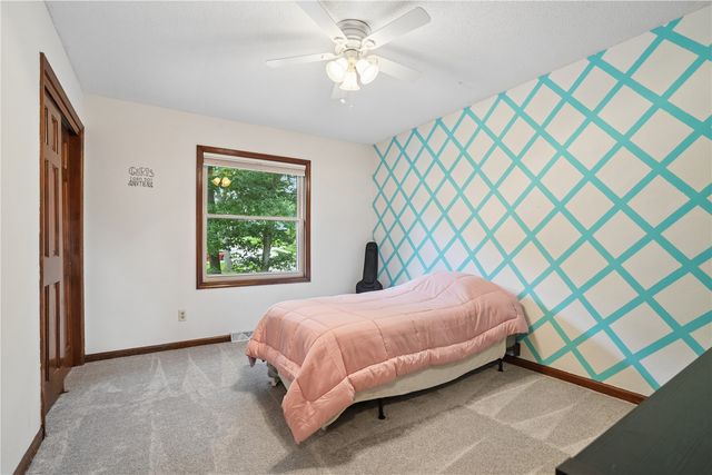 2040 Sandalwood Drive NE, Cedar Rapids, IA 52402