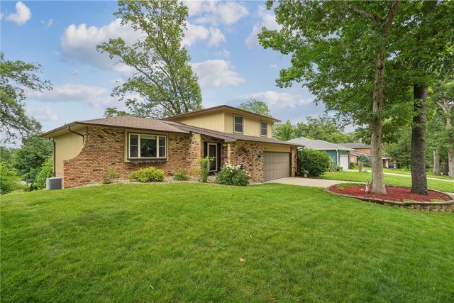 2040 Sandalwood Drive NE, Cedar Rapids, IA 52402