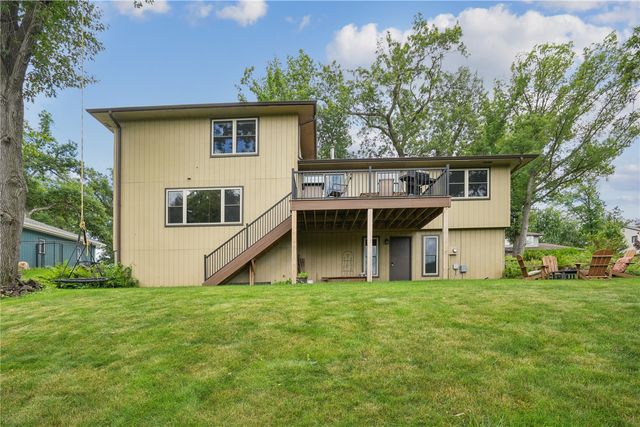2040 Sandalwood Drive NE, Cedar Rapids, IA 52402