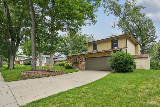 2040 Sandalwood Drive NE, Cedar Rapids, IA 52402