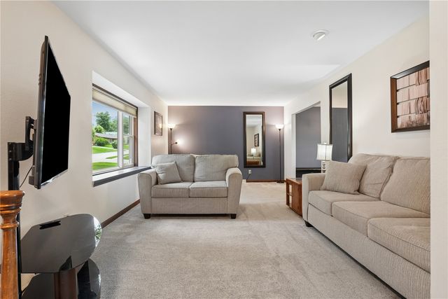 2040 Sandalwood Drive NE, Cedar Rapids, IA 52402