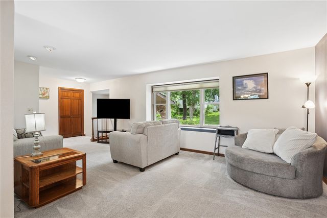 2040 Sandalwood Drive NE, Cedar Rapids, IA 52402