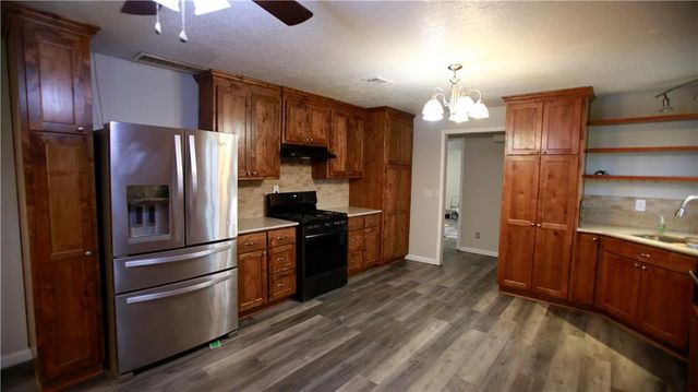 14298 Leavenworth Road, Basehor, KS 66007